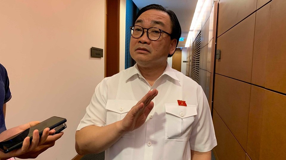 Bí thư Thành uỷ Hà Nội Hoàng Trung Hải bên hàng lang Quốc hội.