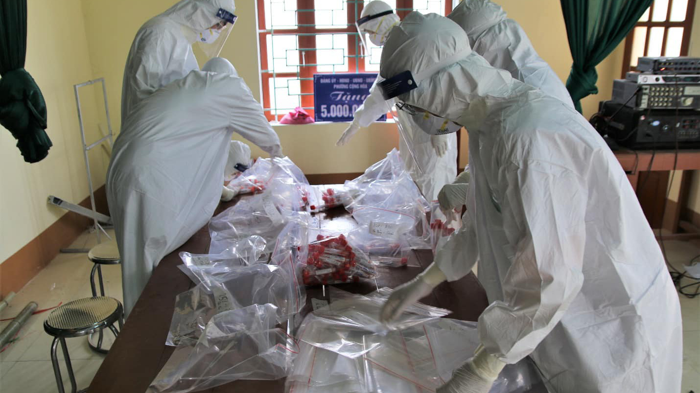 Lẫy mẫu xét nghiệm Covid-19 tại ổ dịch Hải Dương. Ảnh - Bộ Y tế.  