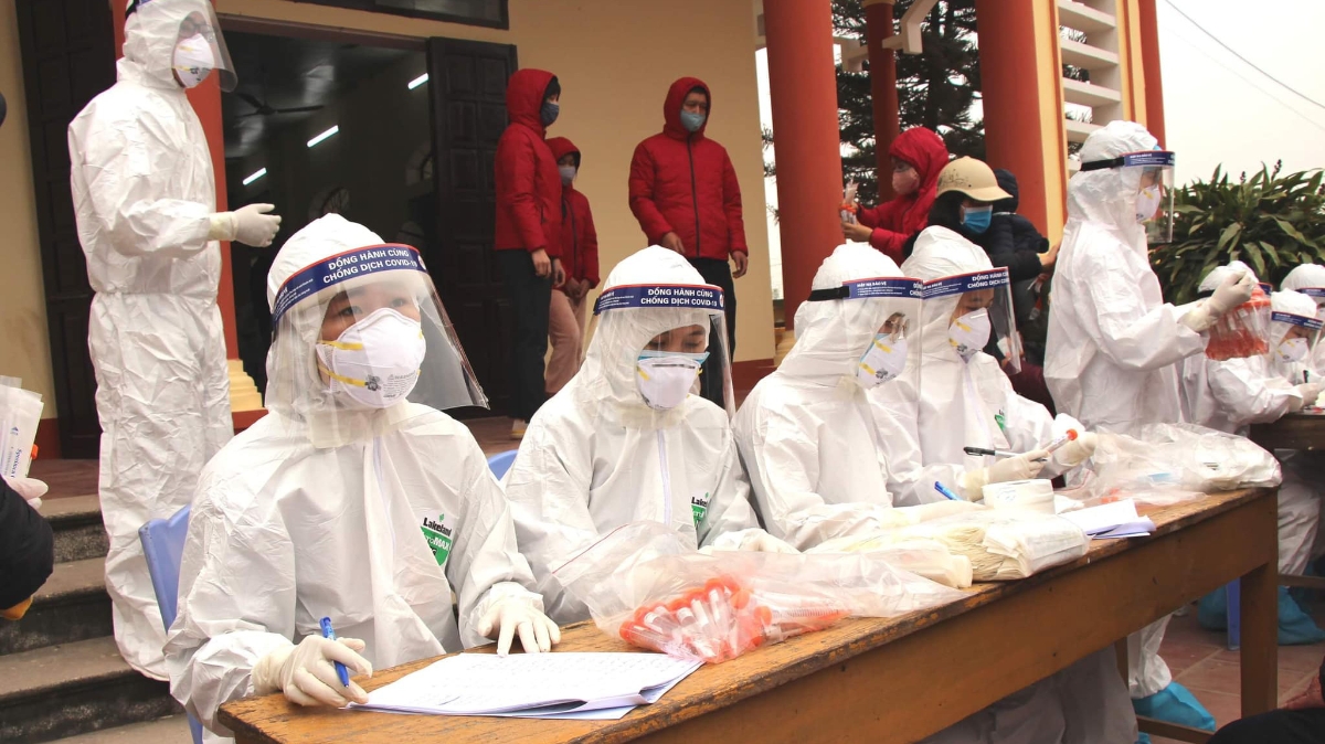 Các nhân viên y tế trực lấy mẫu xét nghiệm tại Hải Dương. Ảnh - Bộ Y tế. 