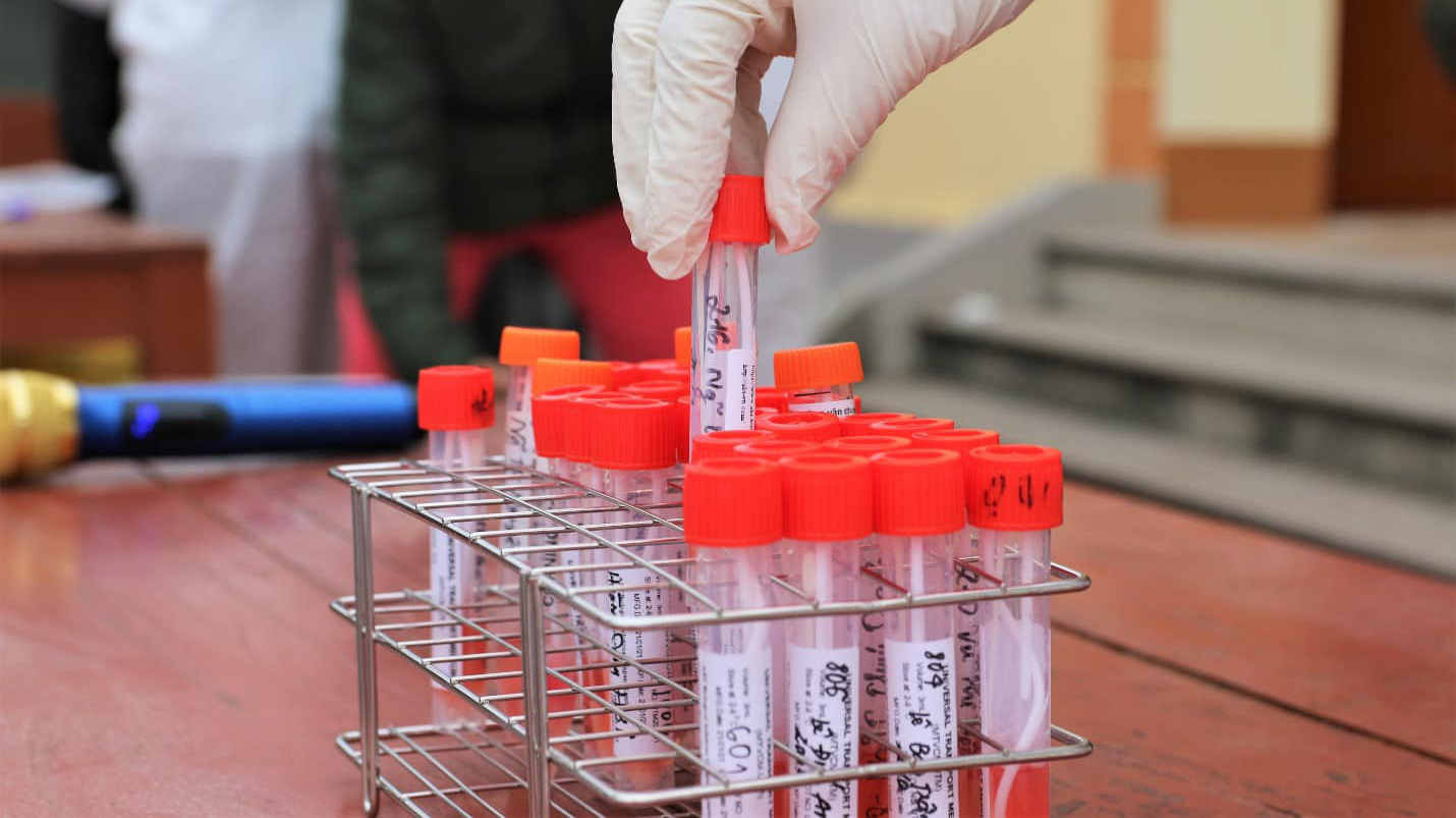 Lẫy mẫu xét nghiệm Covid-19 tại ổ dịch Hải Dương. Ảnh - Bộ Y tế.