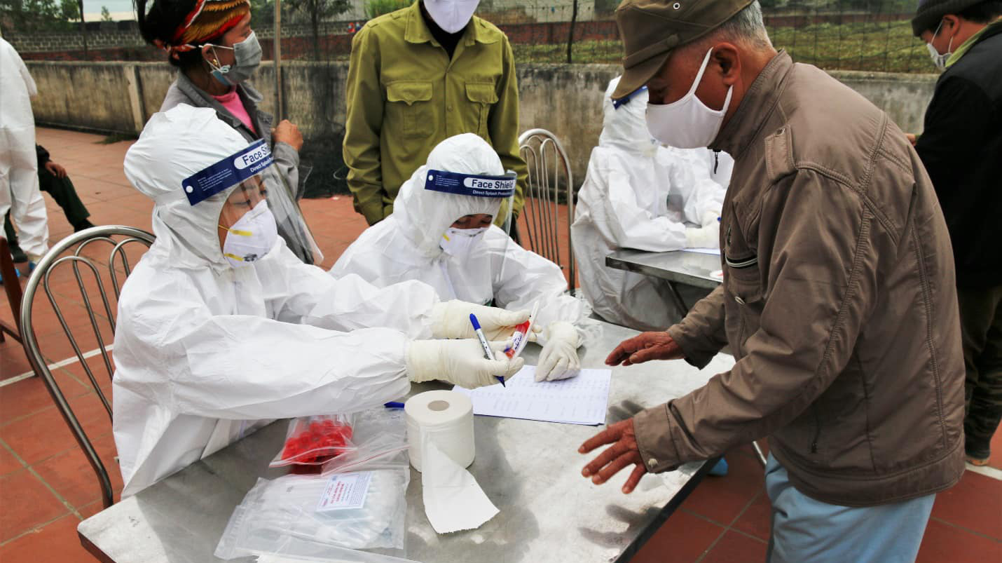 Tiếp tục mở rộng lấy mẫu xét nghiệm tại Hải Dương. Ảnh - Trung Sơn.  