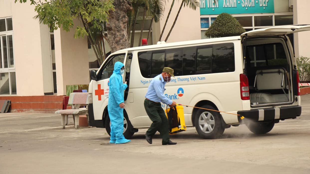 Cơ quan chức năng phun khử khuẩn tại các điểm dịch ở Hải Dương. Ảnh - Bộ Y tế. 