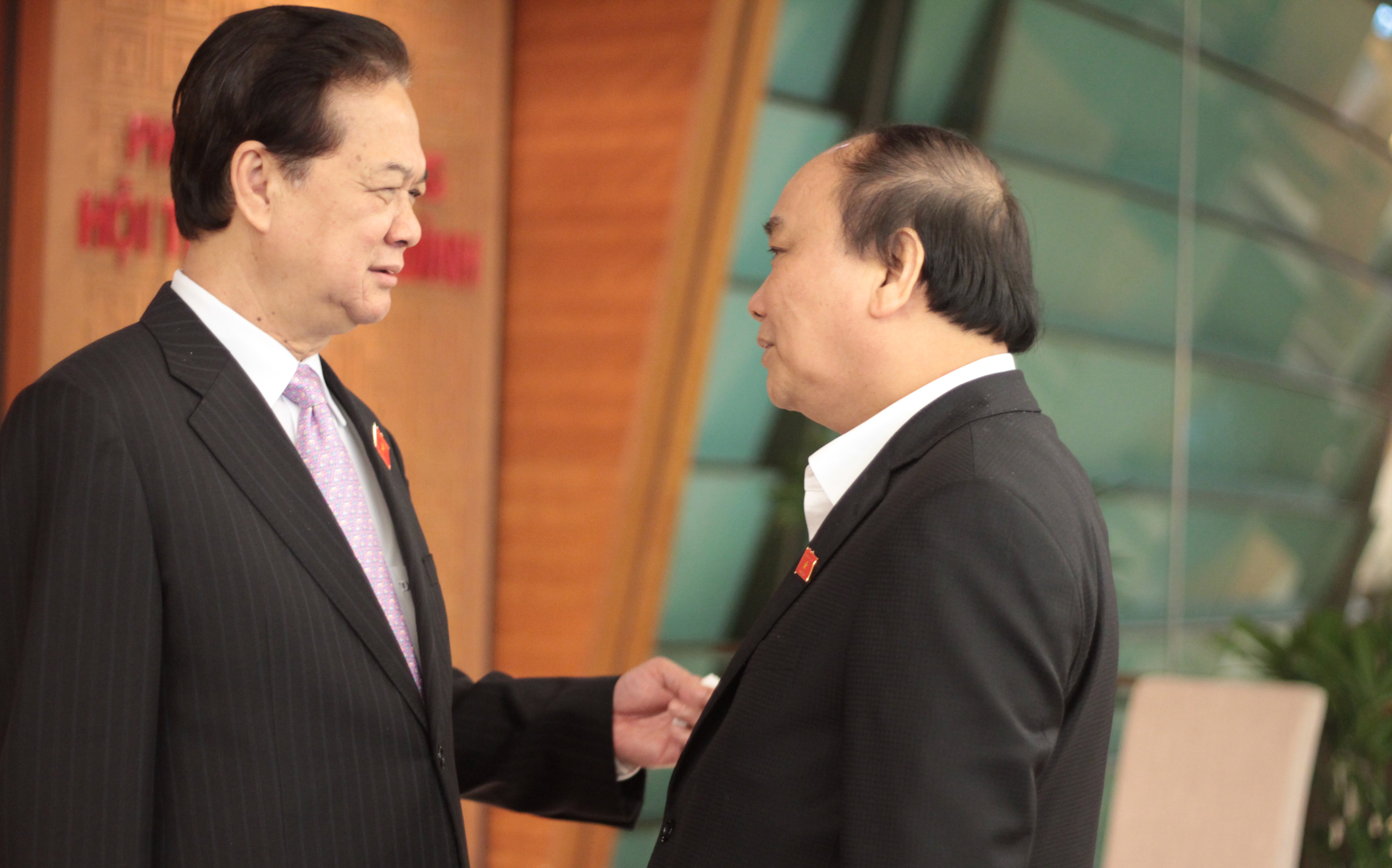 Tân Thủ tướng Nguyễn Xuân Phúc và nguyên Thủ tướng Nguyễn Tấn Dũng bên hành lang Quốc hội - Ảnh: Mỹ An.