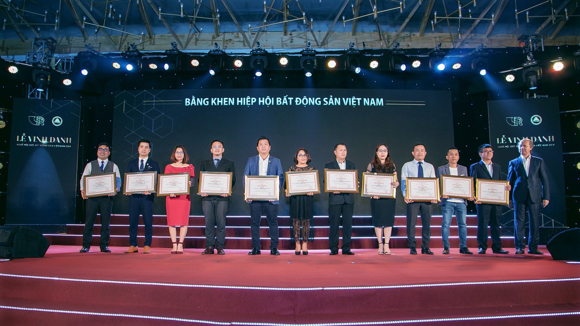 Các doanh nghiệp nhận bằng khen của Hiệp hội Bất động sản Việt Nam.