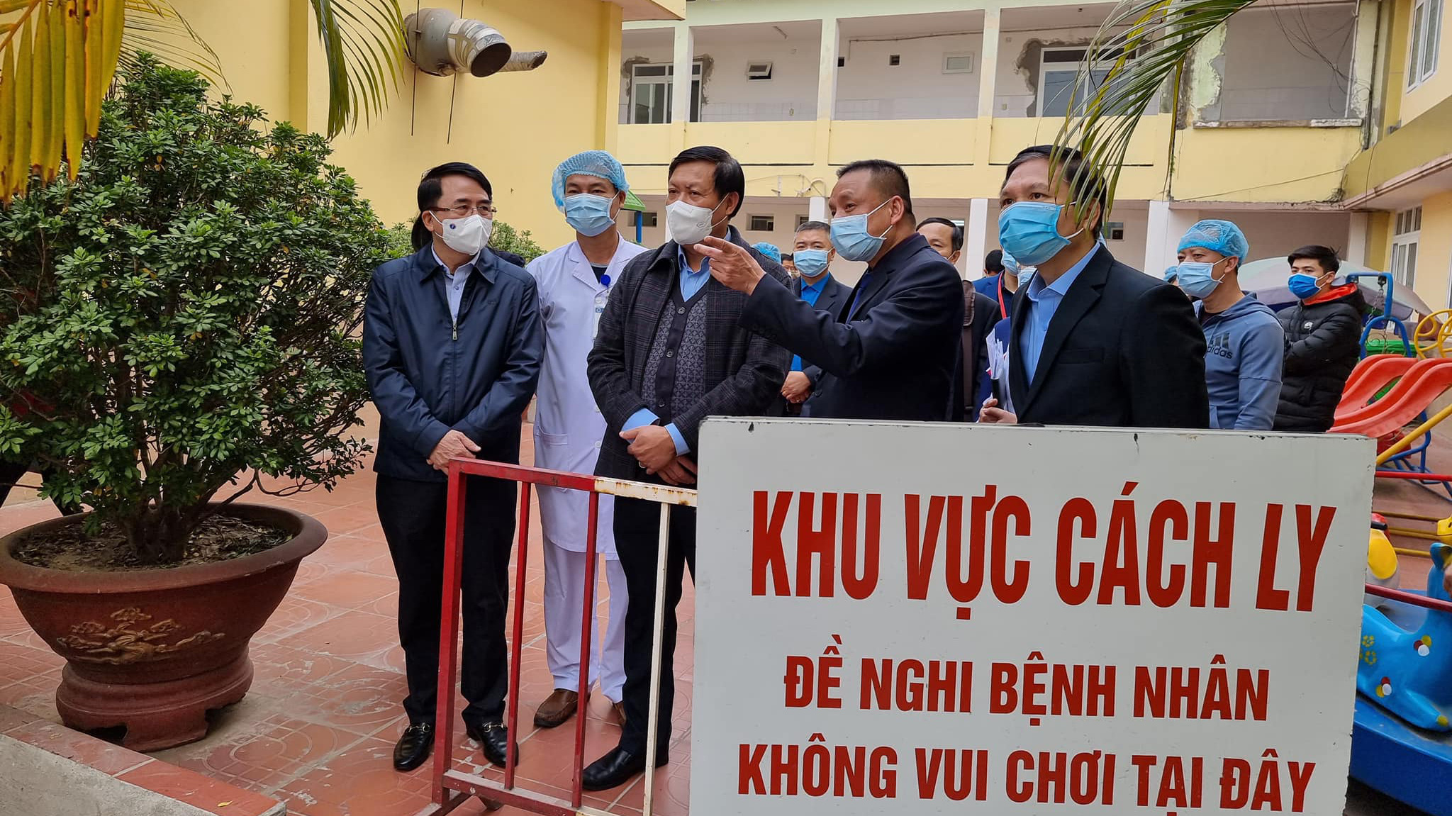 Đoàn kiểm tra kiểm tra khu cách ly tại Bệnh viện Trẻ em Hải Phòng. Ảnh - Tuấn Dũng. 