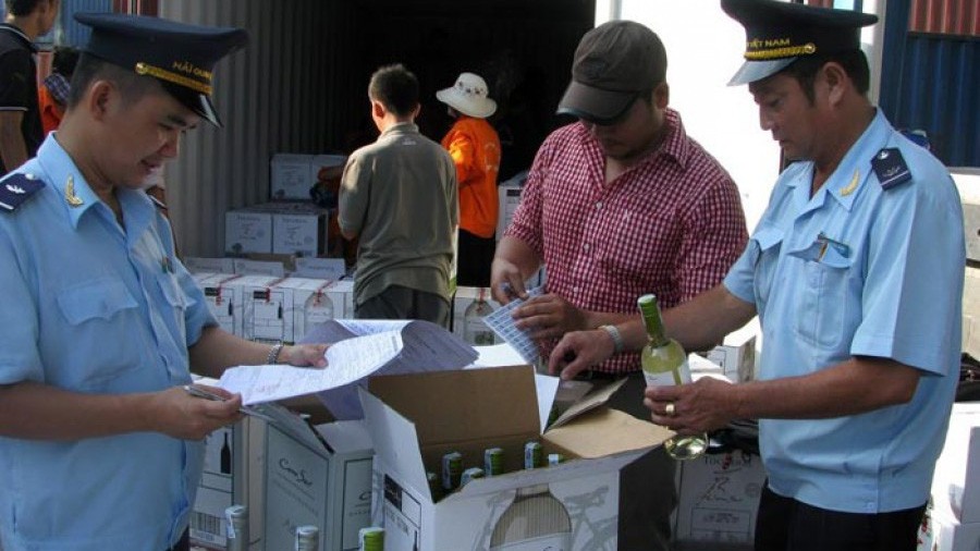 Công chức Hải quan đang thi hành công vụ có quyền phạt tiền đến 500.000 đồng đối với cá nhân và phạt tiền đến 1 triệu đồng đối với tổ chức.