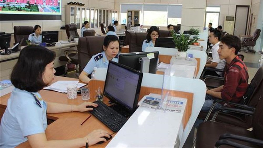 Ngành hải quan sẽ cắt giảm thủ tục xác nhận đủ điều kiện kiểm tra, giám sát của cơ quan hải quan đối với kho xăng dầu, trong đó cắt giảm 4 loại giấy tờ trong hồ sơ...