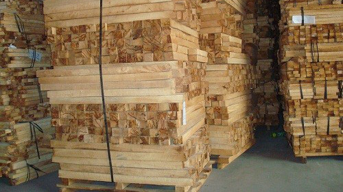 Doanh nghiệp khai báo hàng xuất khẩu là ván lạng sản xuất từ gỗ cao su nhưng thực tế lại là xuất khẩu gỗ cao su. Ảnh minh hoạ.