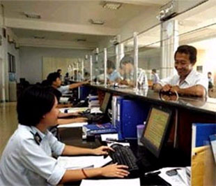 So với thủ tục hải quan thủ công, việc triển khai thủ tục hải quan điện tử sẽ mang lại nhiều lợi ích cho cả cơ quan hải quan và cộng đồng doanh nghiệp như: Giảm thiểu số lượng giấy tờ phải nộp hoặc xuất trình...