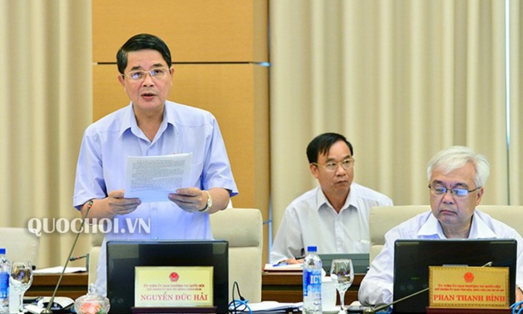 Chủ nhiệm Uỷ ban Tài chính - ngân sách Nguyễn Đức Hải trình bày báo cáo thẩm tra.
