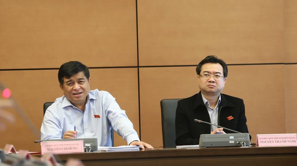 Bộ trưởng Nguyễn Chí Dũng và Bí thư Tỉnh uỷ Kiên Giang Nguyễn Thanh Nghị tại phiên thảo luận tổ. Ảnh: Quang Phúc.