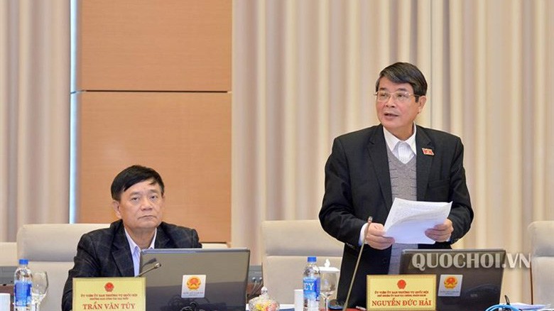 Chủ nhiệm Uỷ ban Tài chính - Ngân sách trình  bày báo cáo tại phiên họp 