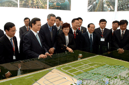 Hai Thủ tướng nghe đại diện nhà đầu tư báo cáo quy hoạch tổng thể dự án VISP Hải Phòng - Ảnh: Chinhphu.vn