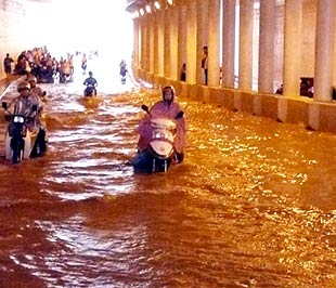 Một số phương tiện đã bị chết máy trong hầm sau khi cố vượt qua "biển nước" - Ảnh: VnExpress