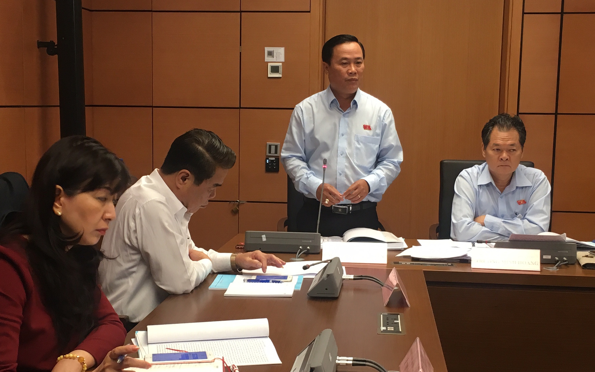 Đại biểu Nguyễn Quốc Hận (Cà Mau) phát biểu tại tổ.