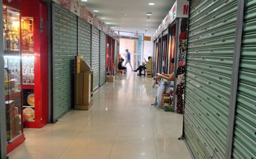 Các tiểu thương bên trong Trung tâm thương mại Hàng Da cho biết, hàng ngày chỉ đến mở cửa hàng, chiều lại đóng lại, hoàn toàn không có khách vào mua.<br>