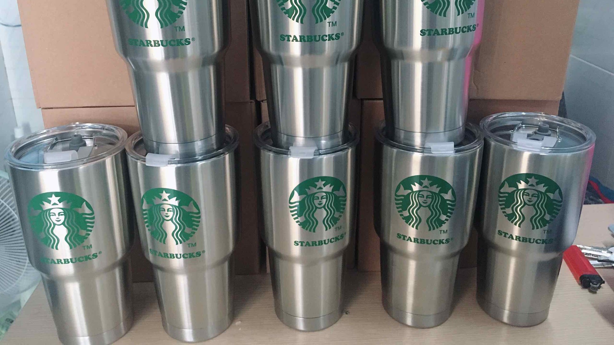 Các sản phẩm bình giữ nhiệt có logo giống với các thương hiệu Versace, Burberry, Starbucks  có in chữ “Made in Thailand”. Ảnh minh hoạ