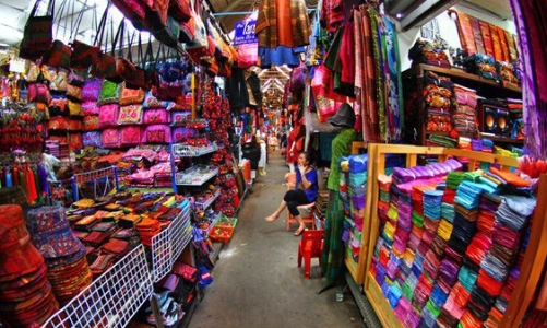 Lo hàng Trung Quốc giá rẻ tràn vào Việt Nam nhìn từ “lằn ranh đỏ” của Nhân dân tệ