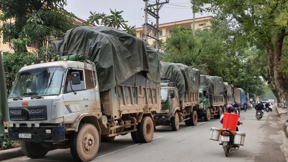 Các đối tượng dùng ôtô để buôn hàng lậu.  
