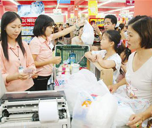 Giá xăng dầu tăng sẽ tác động đến giá cả nhiều mặt hàng khác.