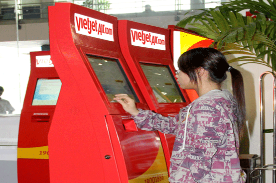 Theo VietJetAir, hệ thống kiosk check-in là công nghệ hiện đại được sử dụng hiệu quả trên thế giới để tăng tính chủ động và tiết kiệm thời gian, hành khách chỉ mất khoảng một phút để hoàn thành thủ tục lên máy bay.