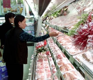 Thực phẩm tươi sống trong nước được bày bán nhiều hơn ở siêu thị - Ảnh: Việt Tuấn.