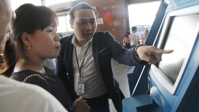 Cán bộ đánh máy đã sơ suất nên thẻ Đảng viên, thẻ nhà báo, giấy phép lái xe bị loại ra khỏi danh sách các loại giấy tờ được chấp nhận để làm thủ tục đi các chuyến bay nội địa.