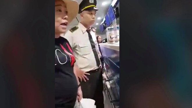 Bà Lê Thị Hiền, cán bộ của Đội Cảnh sát giao thông - Trật tự - Phản ứng nhanh quận Đống Đa  chửi bới, thoá mạ nhân viên hàng không.