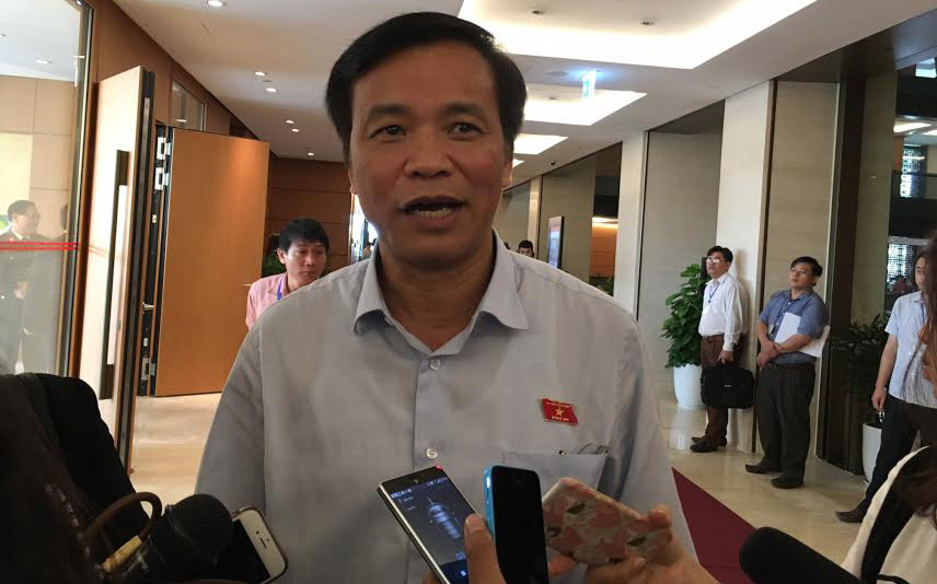 Tổng thư ký Quốc hội trao đổi với báo chí bên hành lang Quốc hội, sáng 18/11.