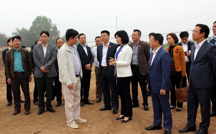 Phó Chủ tịch HĐND Thành phố Hà Nội Phùng Thị Hồng Hà kiểm tra tại Dự án Xây dựng Khu nhà chung cư cao tầng & nhà ở cán bộ công nhân các KCN tại xã Tiền Phong.