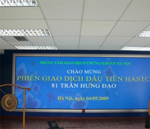 Bảng thông báo phiên giao dịch đầu tiên tại địa điểm mới của Trung tâm Giao dịch Chứng khoán Hà Nội. HASTC vừa thông báo danh sách 10 công ty đại chúng chính thức giao dịch trên thị trường UPCoM vào ngày 24/6/2009.