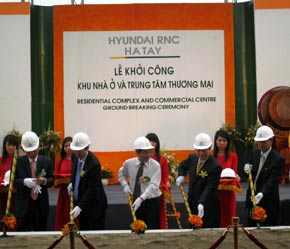 Các đồng chí lãnh đạo tiến hành động thổ dự án.