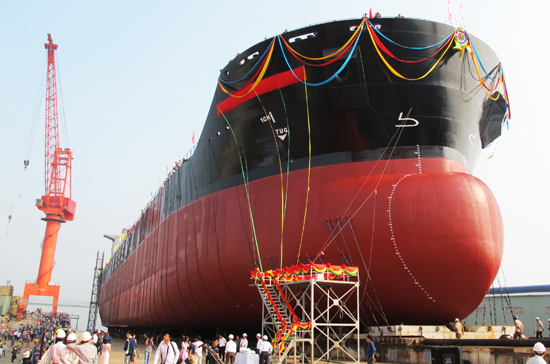 Tàu Thor Brave có chiều dài lớn nhất 190 m, chiều rộng 32,26m, chiều cao mạn 17,5m, trọng tải 53.000 tấn, máy chính 9.480 KW, có thể chạy với tốc độ 14 hải lý/giờ - Ảnh: Anh Quân.