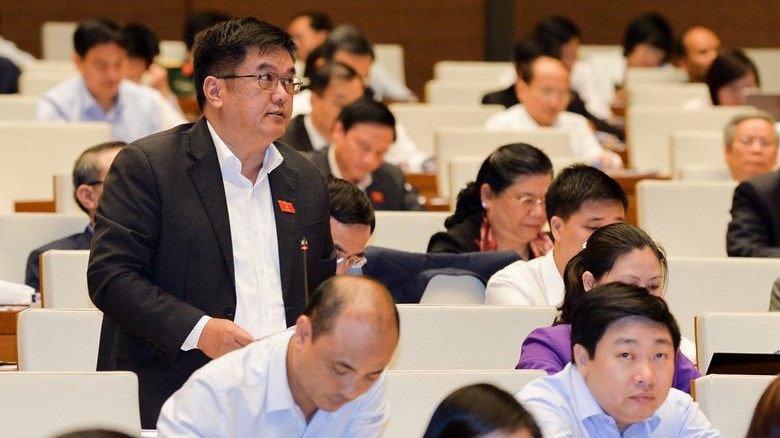 Đại biểu Hầu Văn Lý phát biểu tại hội trường.