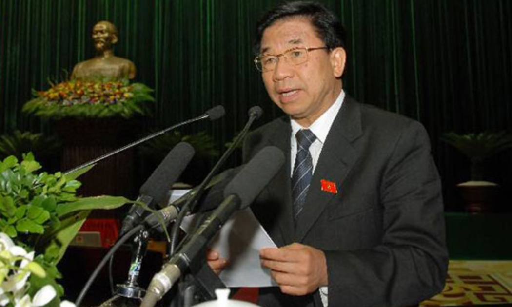 Chủ nhiệm Ủy ban Kinh tế Hà Văn Hiền trình bày báo cáo thẩm tra tình hình kinh tế xã hội tại phiên khai mạc kỳ họp Quốc hội thứ tám.