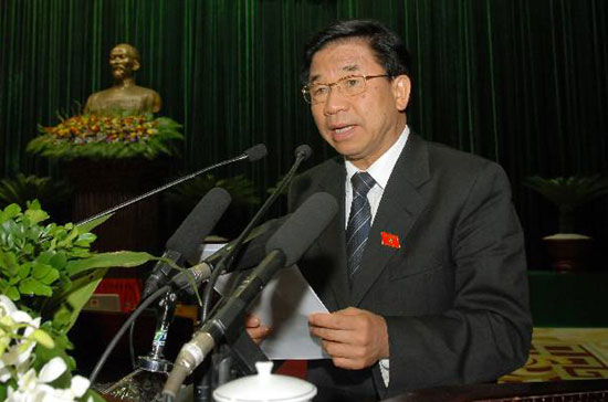 Chủ nhiệm Ủy ban Kinh tế Hà Văn Hiền trình bày báo cáo thẩm tra tình hình kinh tế xã hội tại phiên khai mạc kỳ họp Quốc hội thứ tám.