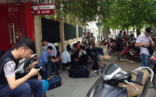 Hàng trăm phóng viên đã thất vọng khi cuộc họp báo bất ngờ bị huỷ - Ảnh: PLTPHCM.<br>