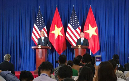 Chủ tịch nước Trần Đại Quang và Tổng thống Mỹ Barack Obama đồng chủ trì họp báo.<br>