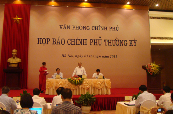 Bộ trưởng Nguyễn Xuân Phúc chủ trì buổi họp báo chiều 3/6.