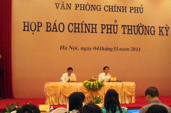 Bộ trưởng - Chủ nhiệm Văn phòng Chính phủ Vũ Đức Đam chủ trì buổi họp báo chiều 4/11 - Ảnh: Từ Nguyên.