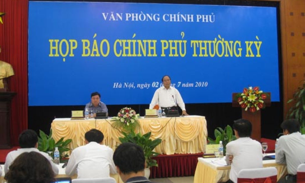 Bộ trưởng Nguyễn Xuân Phúc chủ trì buổi họp báo chiều 2/7 - Ảnh: T. Nguyên.
