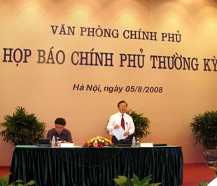 "Việc tung tin tăng giá xăng trong khi giá dầu thế giới đang giảm là không có cơ sở".