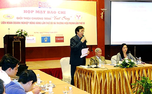 Lãnh đạo Thời báo Kinh tế Việt Nam giới thiệu chương trình Liên hoan các doanh nghiệp Rồng Vàng lần thứ 12 và Thương hiệu mạnh lần thứ 9, sáng 11/3 - Ảnh: Việt Tuấn.<br>