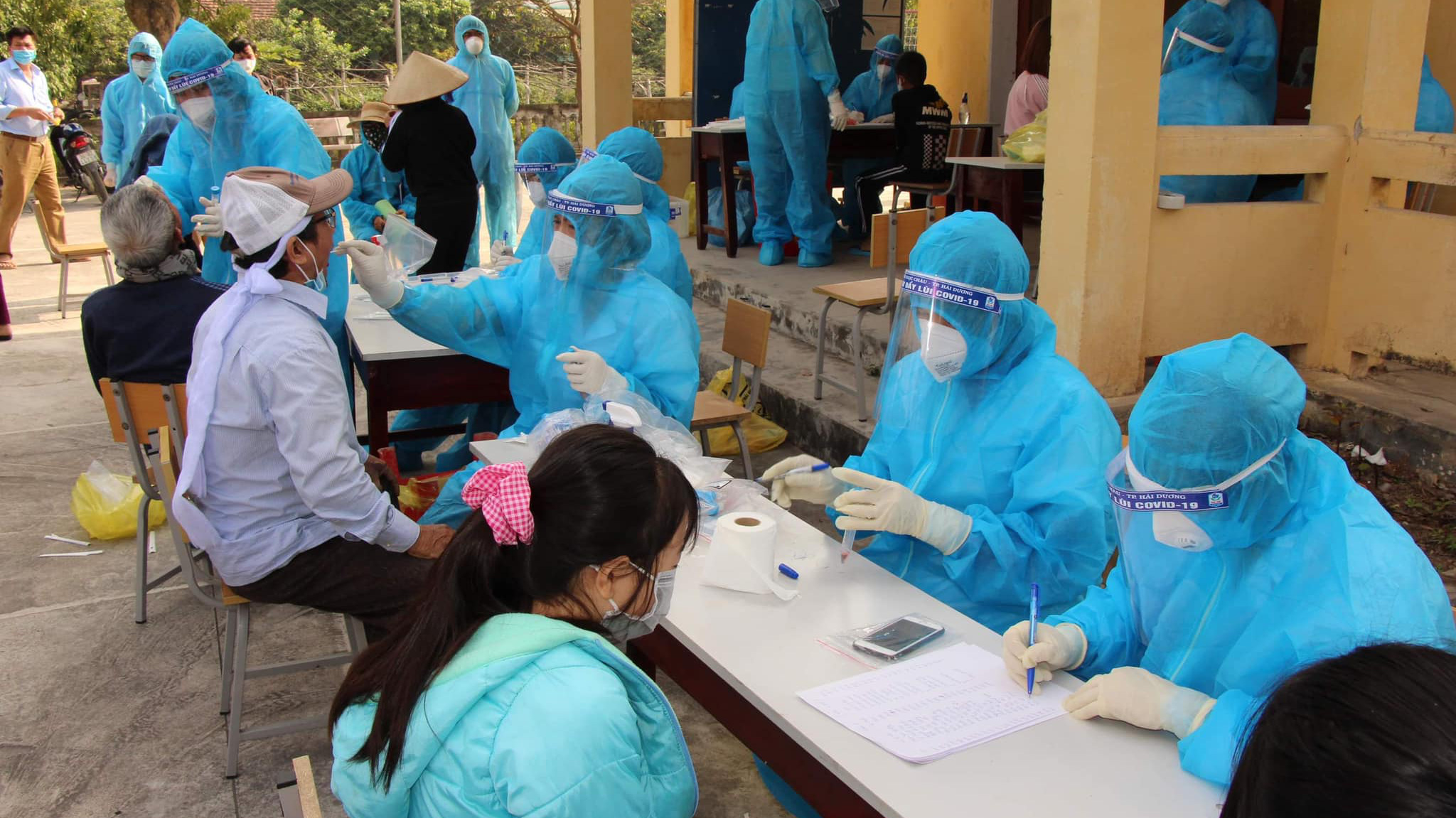 Lấy mẫu xét nghiệm tại ổ dịch Hải Dương. Ảnh - Huy Hoàng. 