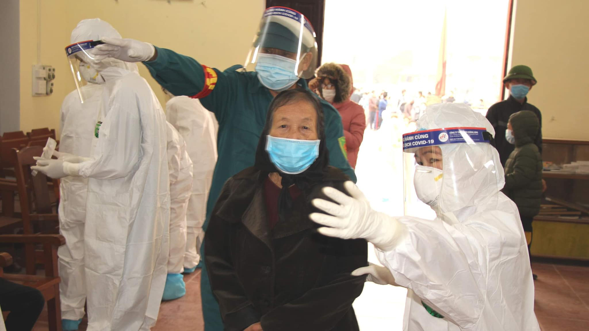 Người dân được hướng dẫn lấy mẫu xét nghiệm Covid-19 tại ổ dịch Hải Dương. Ảnh - Bộ Y tế. 