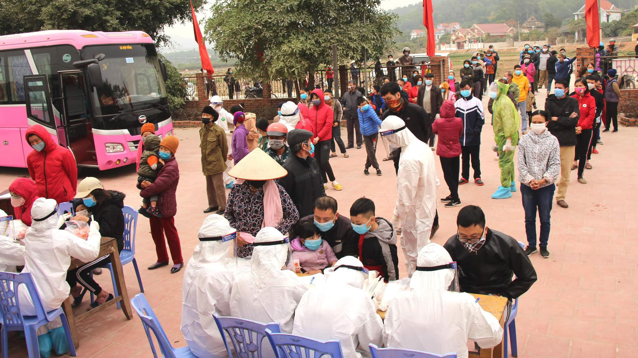 Ổ dịch tại Hải Dương cũng liên quan quan đến trường hợp dương tính khi nhập cảnh vào Nhật Bản. Ảnh - Bộ Y tế. 