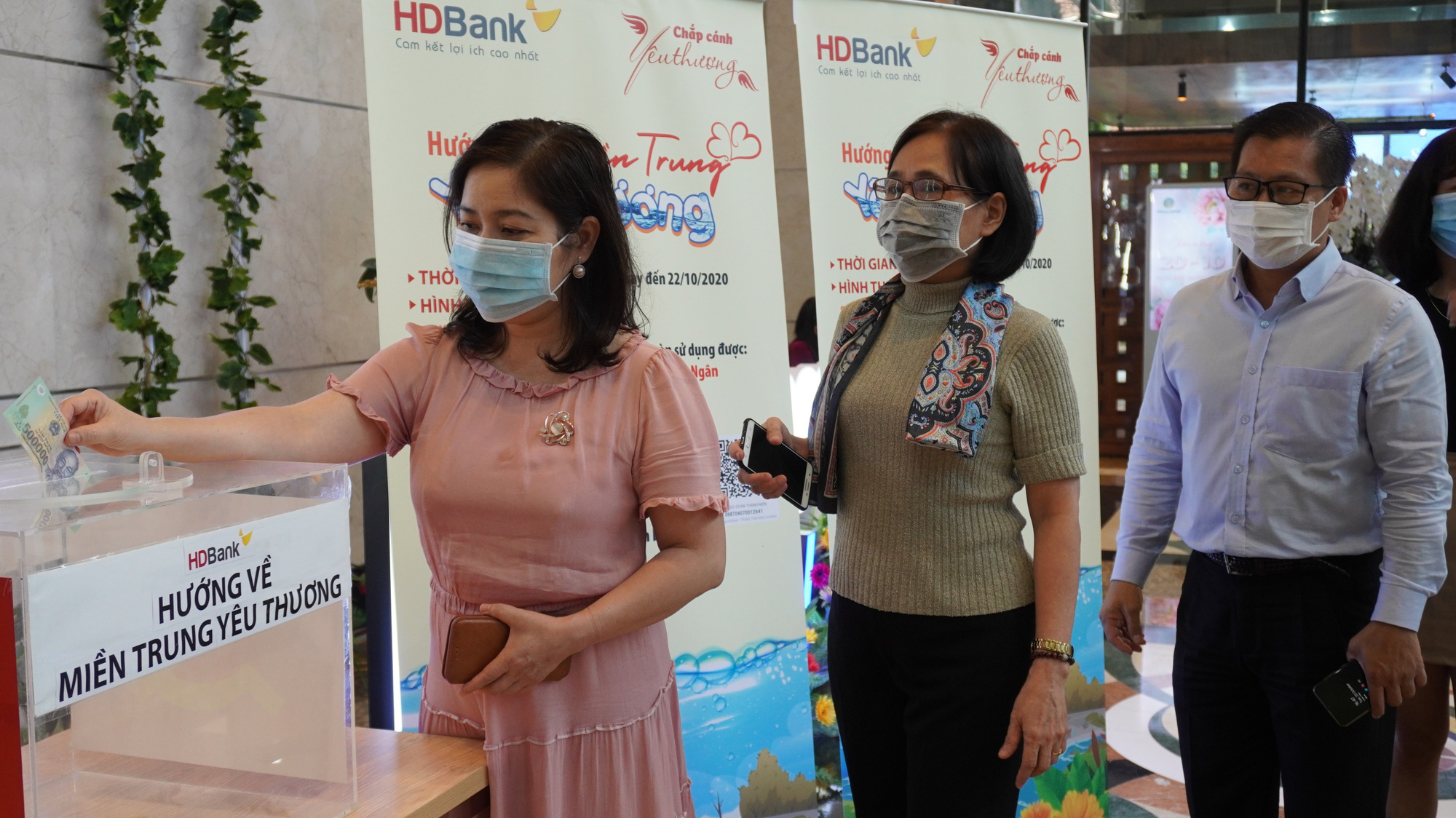 HDBank trao tặng 1 tỷ đồng góp sức hỗ trợ bà con đồng bào thông qua chương trình "Cả nước chung tay vì người nghèo - Không để ai bị lại phía sau" năm 2020.