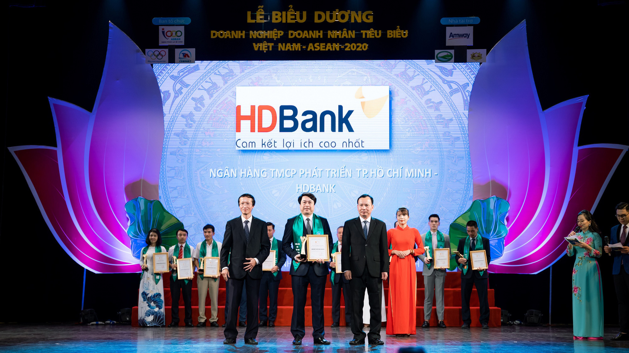 Đại diện HDBank nhận danh hiệu Doanh nghiệp tiêu biểu Việt Nam - ASEAN 2020.