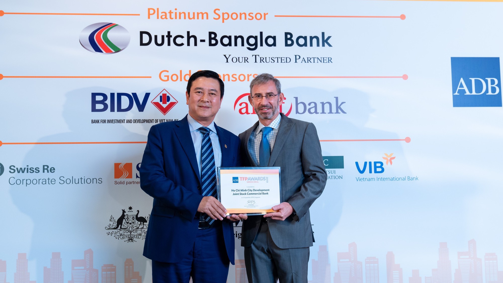 Ông Trần Hoài Nam – Phó tổng giám đốc, đại diện HDBank nhận giải “Green Deal Award” tại Singapore.