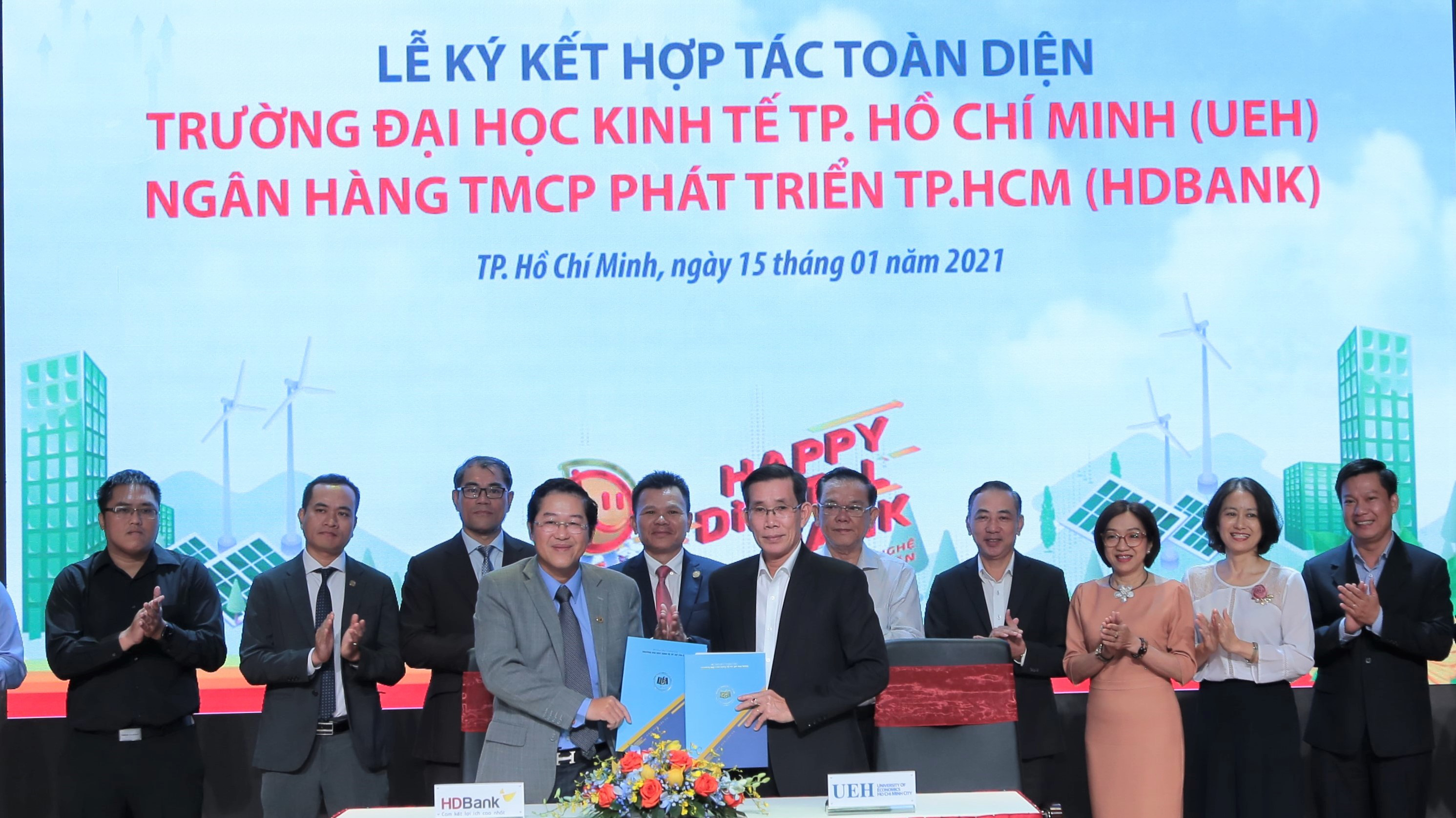 Ông Phạm Quốc Thanh - Tổng giám đốc HDBank và GS.TS Sử Đình Thành - Hiệu trưởng Trường Đại học Kinh tế Tp.HCM đại diện 2 bên ký hợp tác toàn diện.
